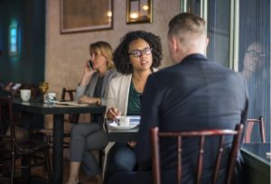 Två person som sitter på ett café.