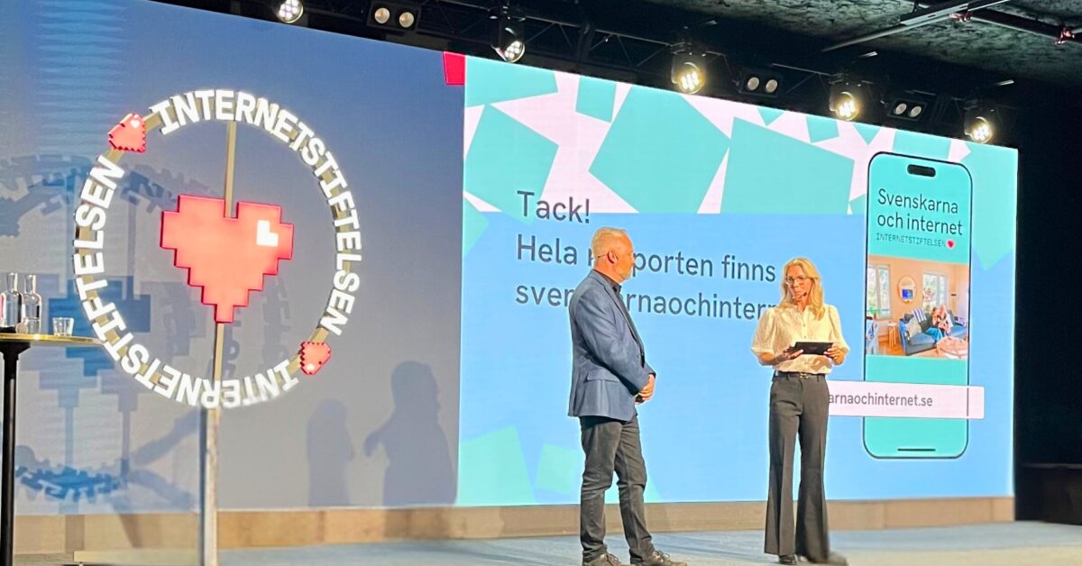 Två personer från Internetstiftelsen står på en scen och presenterar rapporten Svenskarna och internet 2025