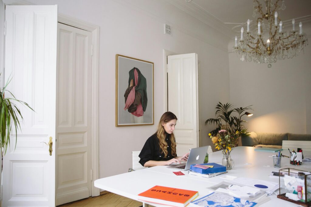Person som sitter med en laptop och letar efter rätt kompetens i marknadsteam.