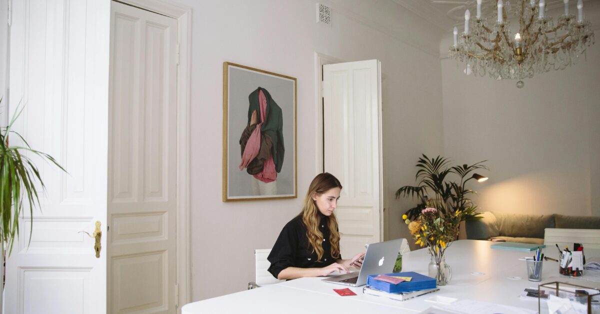 Person som sitter med en laptop och letar efter rätt kompetens i marknadsteam.